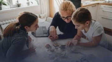 هوم سكولينج يعتمد على دور الوالدين ويعيد تشكيل أساليب الواجبات المدرسية